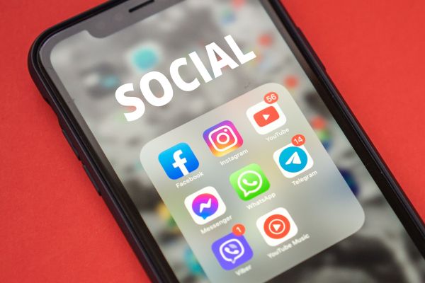 Comment les réseaux sociaux modifient-ils notre perception de l'actualité ?