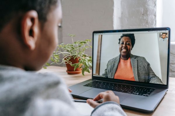 Quels sont les défis de l'éducation à distance dans le monde moderne ?